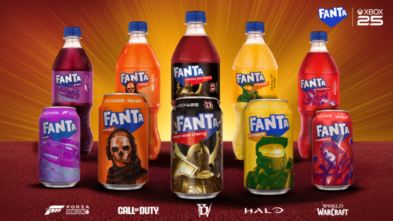 Butelki i puszki napoju Fanta w różnych smakach, ozdobione grafikami i motywami znanych gier komputerowych takich jak Call of Duty, Halo i World of Warcraft, ustawione na tle żółto-czerwonych promieni, w prawym górnym rogu logo Xbox 25.