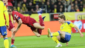 Robert Lewandowski faulowany w meczu ze Szwecją