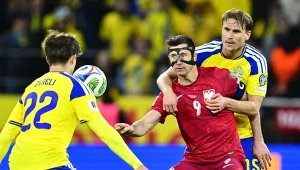 Robert Lewandowski nie miał łatwo w starciu z defensorami reprezentacji Szwecji