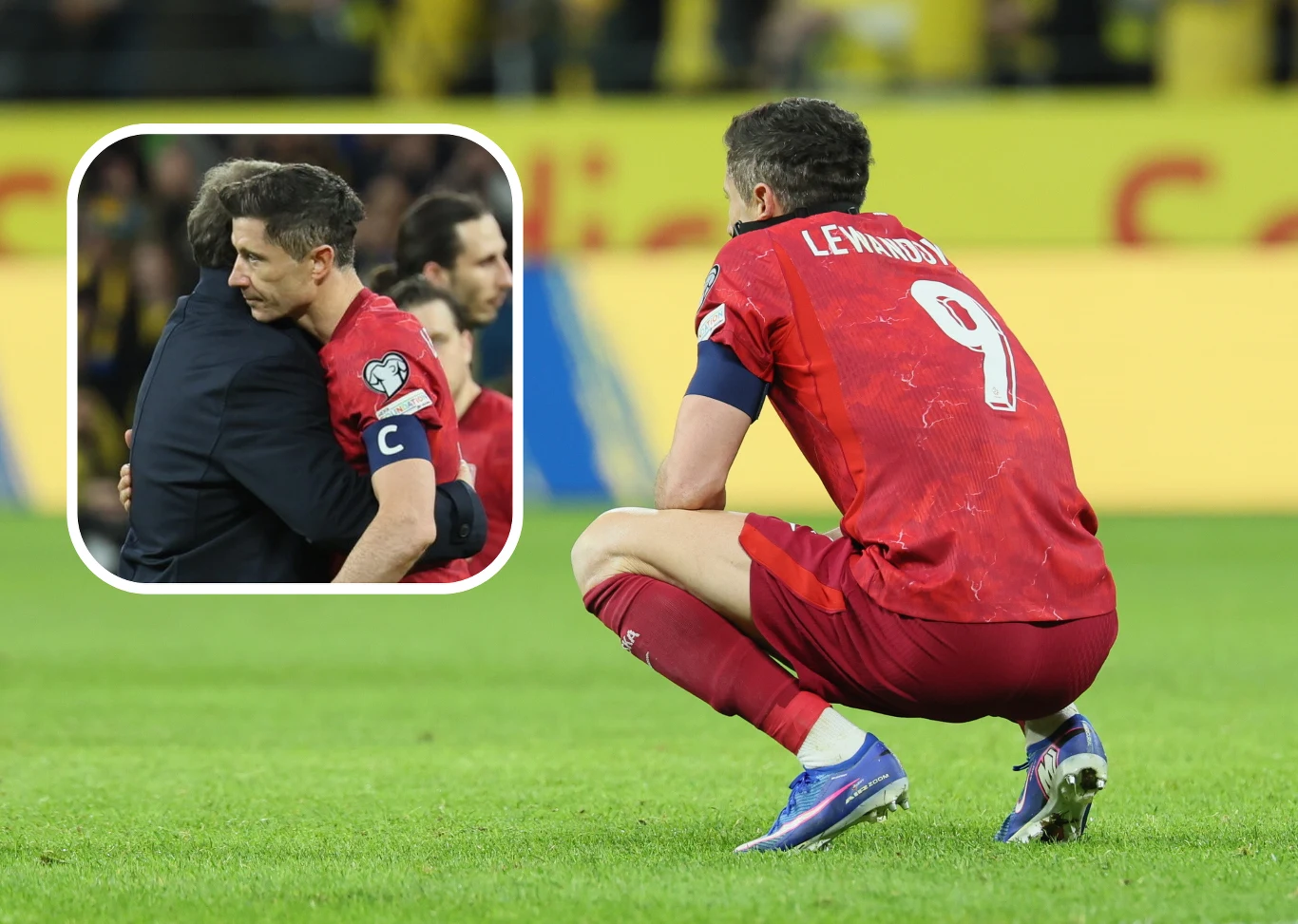 piłkarz w czerwonym stroju z numerem 9, z opaską kapitana na ramieniu, kuca na murawie stadionu, wyraźnie zamyślony; w lewym górnym rogu dodatkowy kadr, gdzie ten sam piłkarz jest obejmowany przez mężczyznę, ukazując emocjonalny moment po meczu