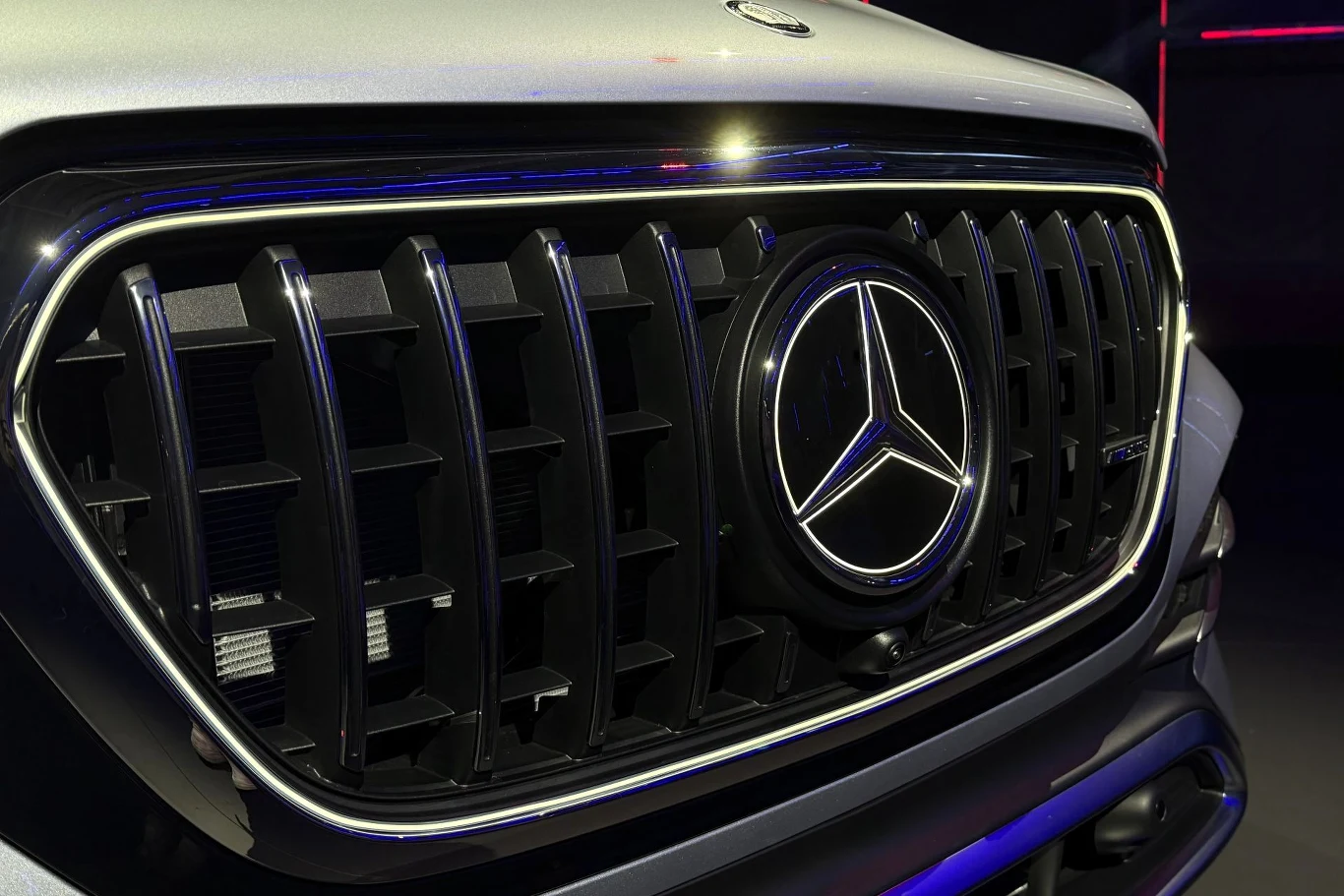 chromowana osłona chłodnicy z wyeksponowanym logo marki Mercedes-Benz otoczona nowoczesnym oświetleniem LED, podkreślająca luksusowy charakter samochodu