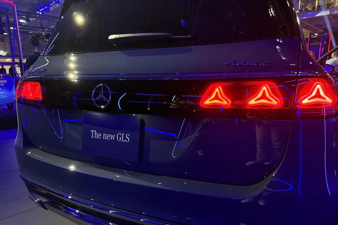 tył luksusowego SUV-a Mercedes-Benz GLS z podświetlonym napisem modelu oraz charakterystycznymi światłami LED o geometrycznym wzorze