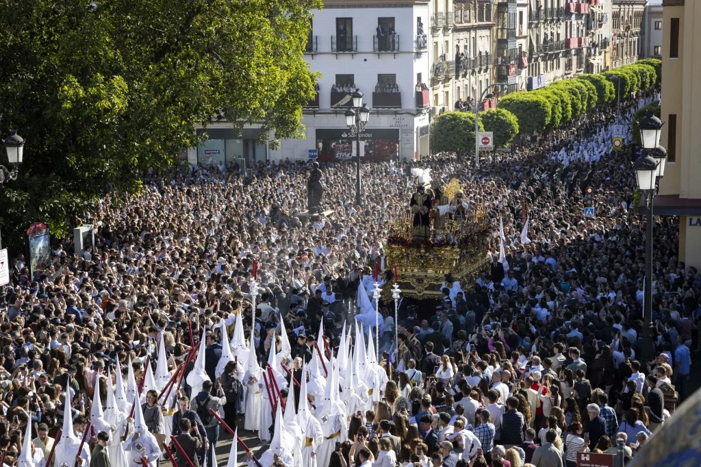 Procesja bractwa San Gonzalo przechodzi przez most Triana w drodze do katedry w Sewilli, 30 marca