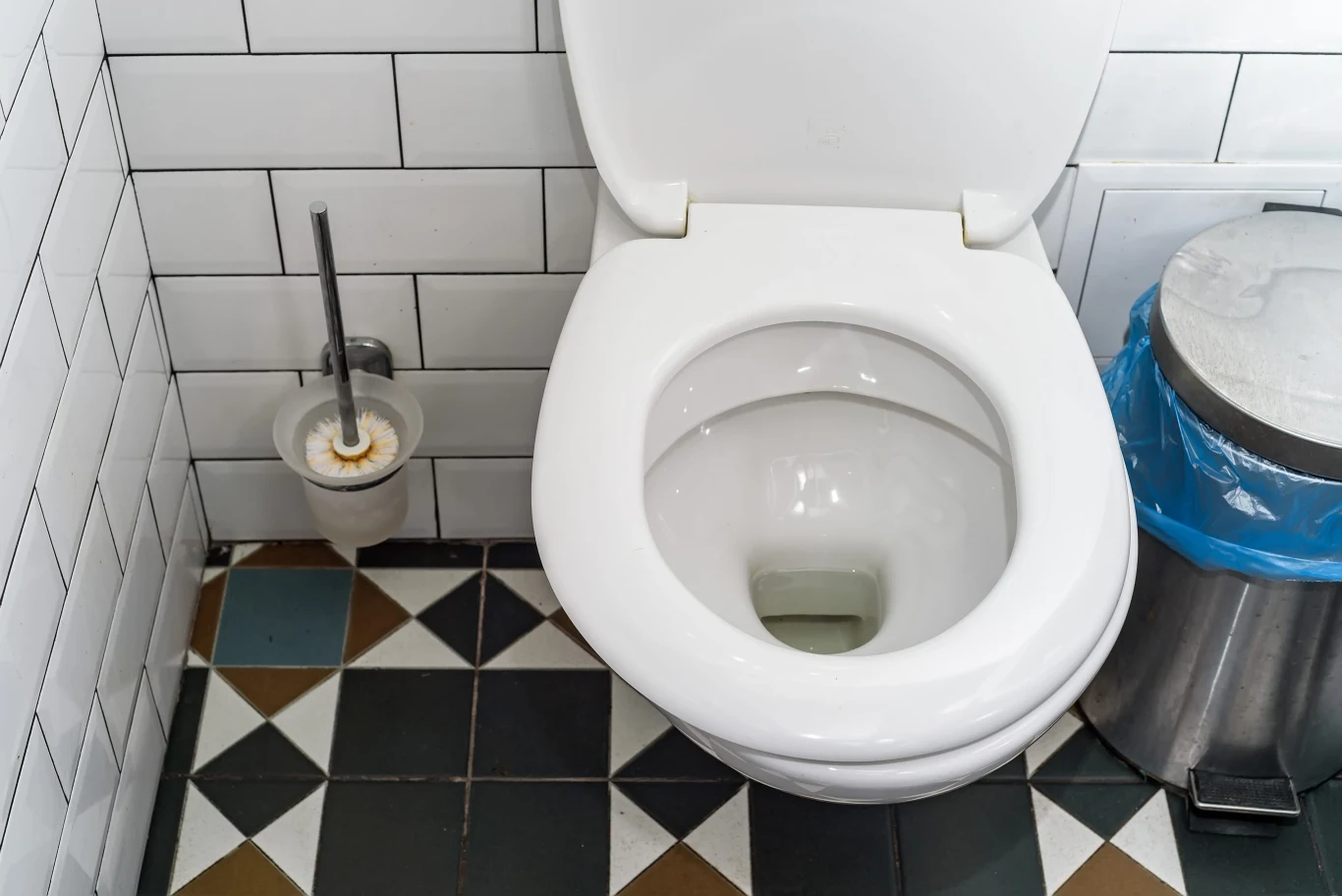 Co zrobić, żeby toaleta lśniła czystością? Toaleta będzie czysta jak nigdy, jeśli wrzucisz na noc 2-3 tabletki witaminy C.