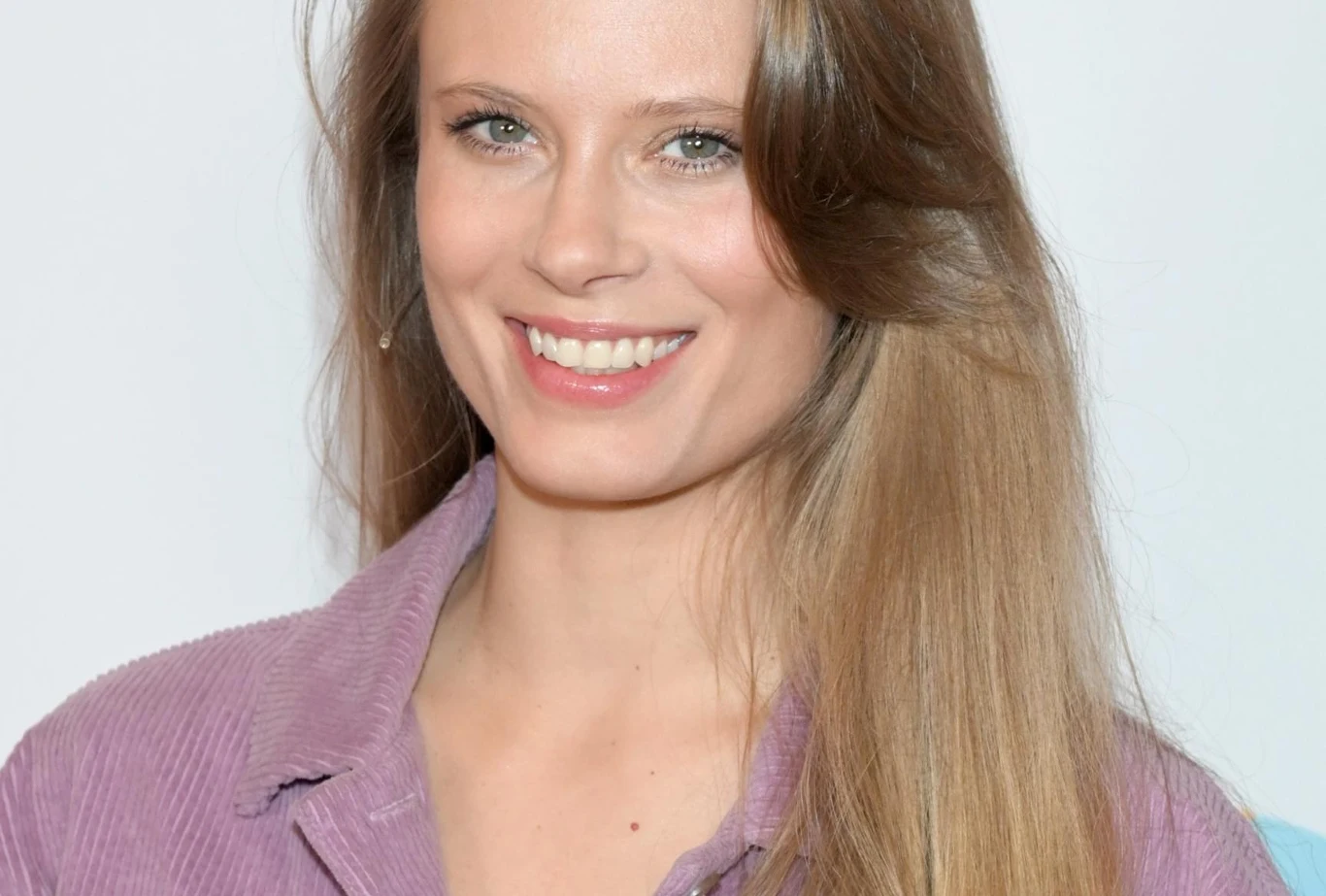 Julia Pietrucha Julia Pietrucha w fioletowej bluzie, z długimi jasnobrązowymi włosami, na jasnym tle.