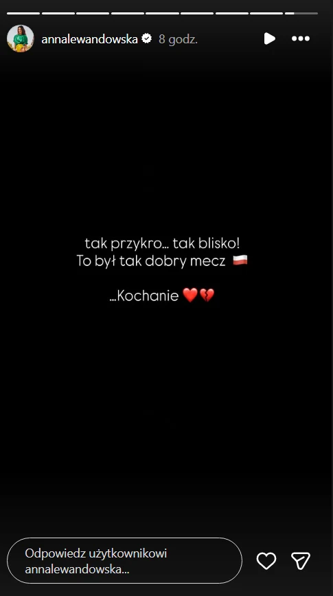Czarny ekran z białym napisem wyrażającym żal z powodu przegranej po dobrym meczu, emoji polskiej flagi oraz dwa czerwone emotikony serca i pękniętego serca.