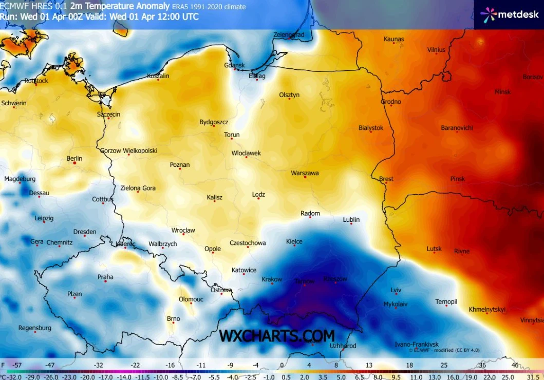 Mapa Polski z kolorystycznym oznaczeniem anomalii temperatury powietrza na tle granic województw i dużych miast; północno-wschodnia część kraju oraz sąsiednie regiony wskazują wyraźne ocieplenie (odcienie czerwieni i pomarańczy), podczas gdy południowy...