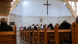 Wierni podczas mszy świętej 