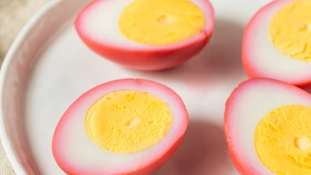 Te jajka zawsze robią furorę na moim świątecznym stole. Jak je przygotować? / Canva Pro