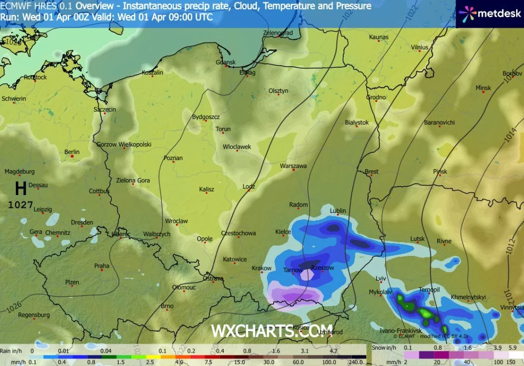 Mapa pogodowa centralnej części Polski pokazująca rozkład opadów deszczu i śniegu, z największym natężeniem opadów w południowo-wschodniej części obszaru, wyraźnie zaznaczone granice województw oraz ciśnienie atmosferyczne rozmieszczone nad zachodnią c...