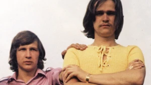 Był ojcem chrzestnym bigbitu i głosem Niebiesko-Czarnych. Oto jego początki