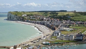 Kolorowe wille, klify i cisza. Mers-les-Bains zachwyca spokojnym klimatem