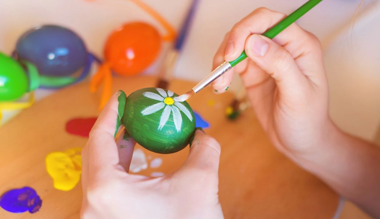 Poznaj znaczenie kolorów wielkanocnych Trzy kolory Wielkanocy: zielony, żółty i biały – ich znaczenie i symbolika w tradycji świątecznej.