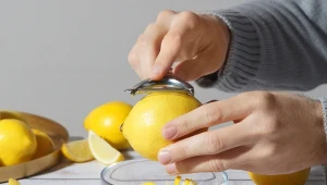 Skórki z cytryny nie muszą trafiać do kosza. Przygotuj z nich świetną przyprawę.