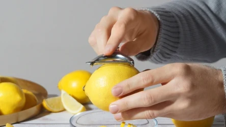 Skórki z cytryny nie muszą trafiać do kosza. Przygotuj z nich świetną przyprawę.