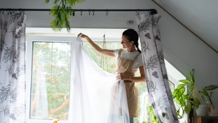 Jak wybielić firanki przed Wielkanocą? Warto wypróbować ten domowy sposób.