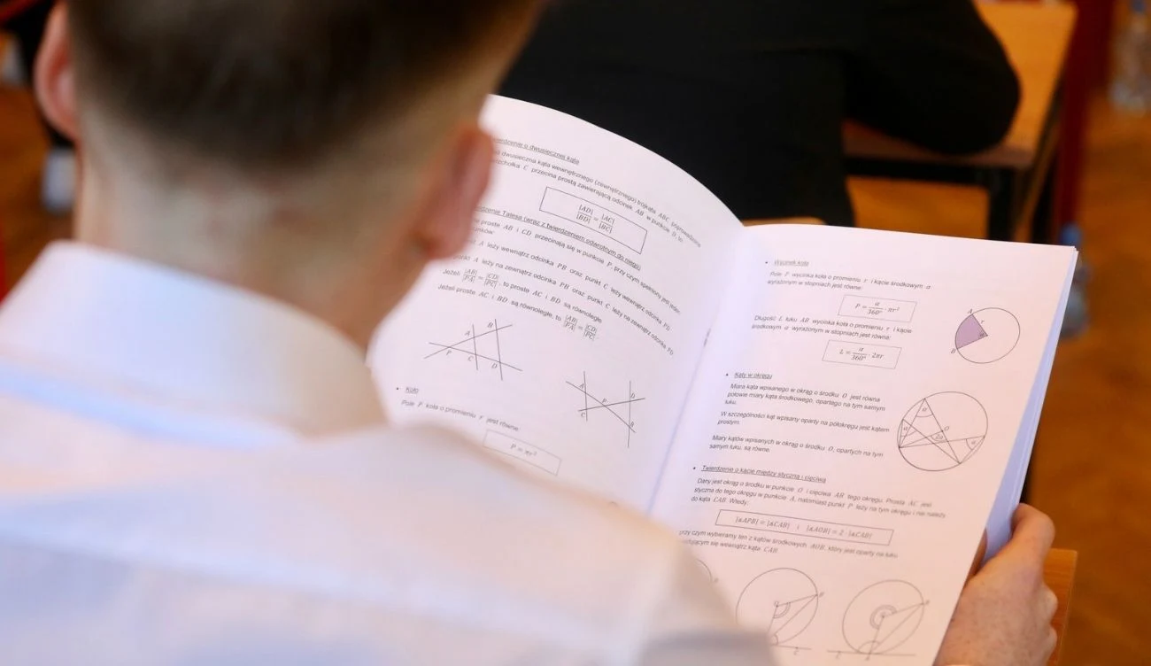 Został ostatni miesiąc na przygotowanie się do matury 2026 z matematyki Uczeń w białej koszuli analizuje arkusz maturalny z zadaniami z geometrii i rysunkami figur.