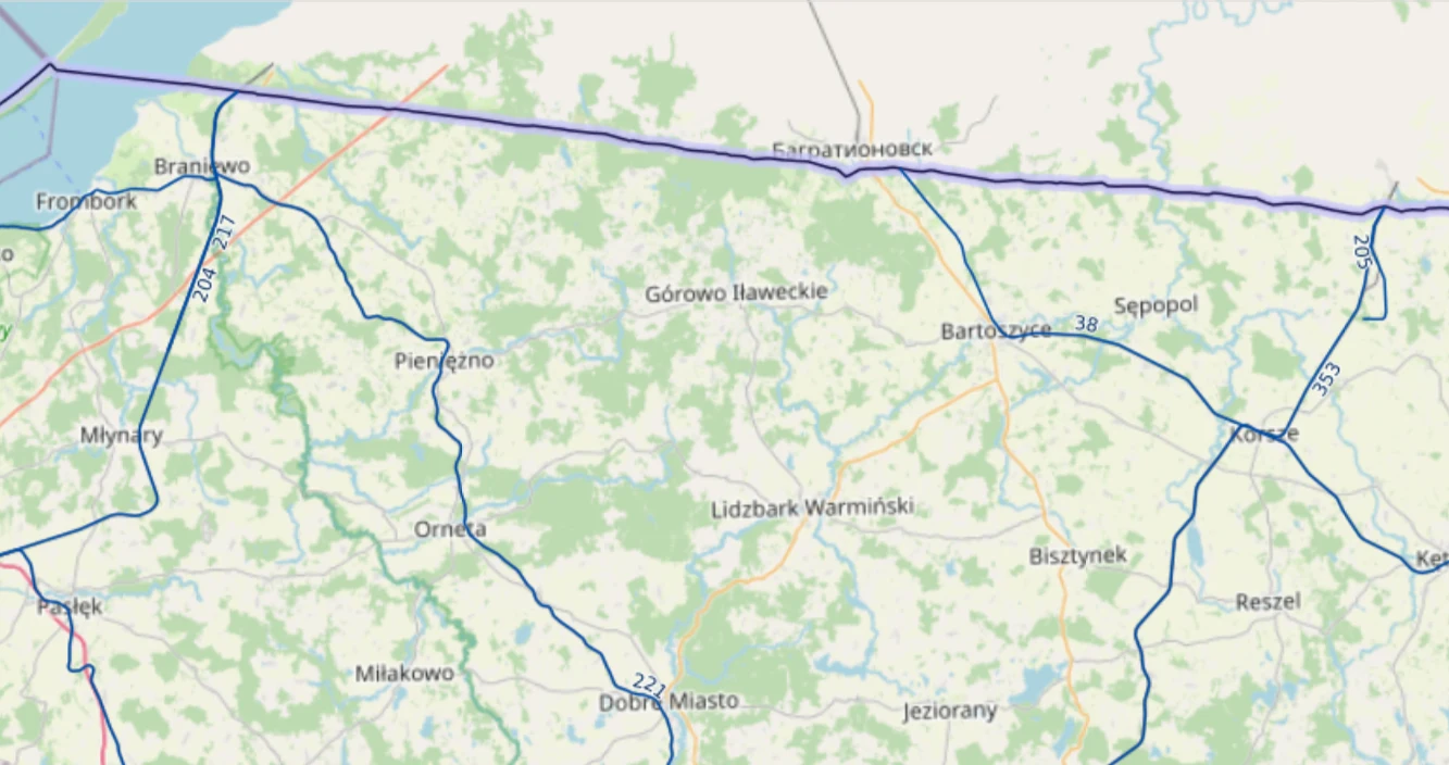 mapa północno-wschodniej Polski z zaznaczonymi miastami takimi jak Braniewo, Bartoszyce, Górowo Iławeckie i Lidzbark Warmiński, a także siecią dróg i połączeń między tymi miejscowościami; wyraźnie widoczna jest granica państwowa z Rosją, przebiegająca ...