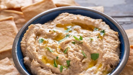 Bita feta z pieczonymi rzodkiewkami to świetna alternatywa dla hummusu.