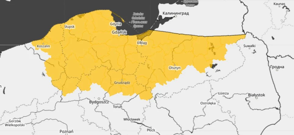Mapa Polski z wyraźnie zaznaczonym na żółto północnym regionem obejmującym województwa pomorskie oraz warmińsko-mazurskie, z głównymi miastami takimi jak Gdańsk, Gdynia, Sopot, Olsztyn i Elbląg; na mapie widoczne są również granice województw oraz sąsi...
