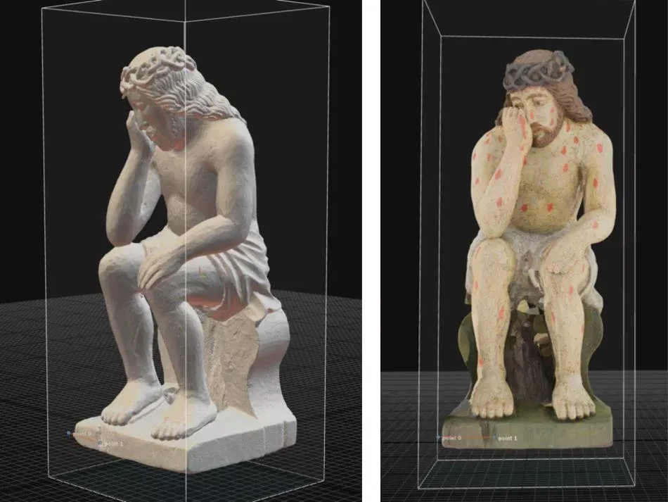 Dwie rzeźby przedstawiają siedzącego Jezusa Chrystusa z koroną cierniową; po lewej wykonana z jasnego materiału, po prawej kolorowa z widocznymi śladami ran na ciele, obie ukazują postać z pochyloną głową i ręką podpartą o policzek.