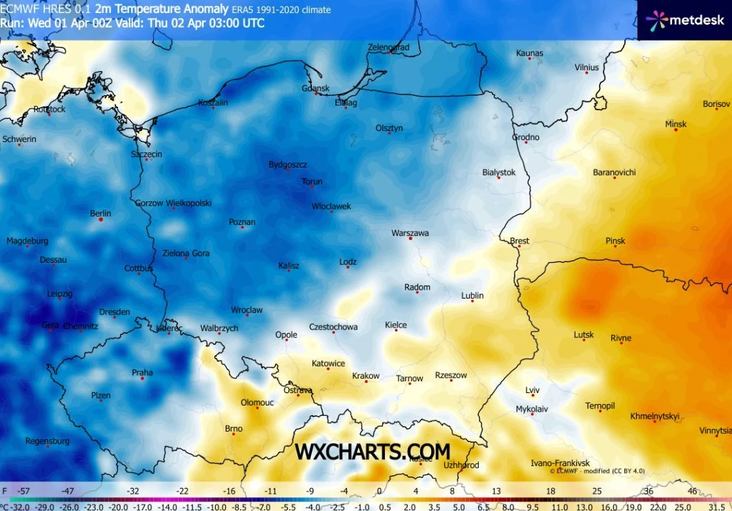 Mapa anomalii temperatury dla Polski i krajów sąsiednich z wyraźnym podziałem na zachodnią i północną część Europy pokrytą odcieniami niebieskiego, wskazującymi na niższe temperatury, oraz wschodnią część z dominantą żółci i pomarańczy, oznaczającymi w...