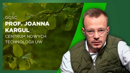 mężczyzna w okularach i zielonej kamizelce patrzący w stronę obiektywu, po lewej stronie napis z informacją o gościu – prof. Joannie Kargul z Centrum Nowych Technologii UW na tle zielonych liści