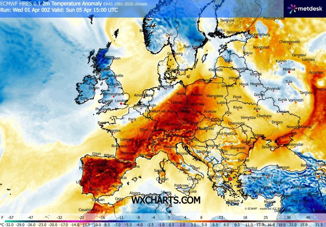 Mapa Europy z zaznaczonymi anomaliami temperatury, gdzie centralna i południowa część kontynentu, w tym Hiszpania, Francja, Niemcy oraz Polska, wyróżniają się intensywnymi odcieniami czerwieni oznaczającymi wyższe niż zwykle temperatury, natomiast półn...