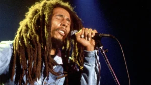 Nietypowa pamiątka po legendzie trafiła na aukcję. To kawałek jego włosów!