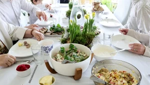 Nieprzyjemne komentarze przy stole wielkanocnym? Psychologiczne "triki", które pozwolą ci przetrwać 