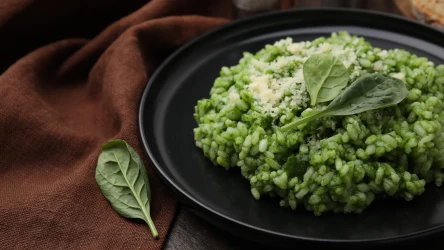 Risotto ze szpinakiem zachwyca kolorem, a przede wszystkim smakiem. To rewelacyjne danie na wiosnę.