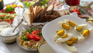 Nieprzyjemne komentarze przy stole wielkanocnym? Psychologiczne "triki", które pozwolą ci przetrwać 