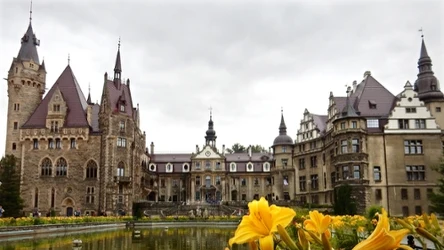 Jeden z najpiękniejszych zamków w Polsce. Warto odwiedzić go wiosną. 