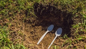 Kładę łyżkę na trawie w ogrodzie. Ta prosta czynność ma ogromne znacznie