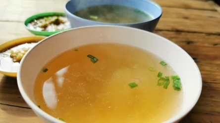 Czysty rosół kolagenowy gotowy do picia