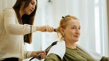 Najlepsze cięcie po pięćdziesiątce. Odmładza i dodaje włosom dynamiki.