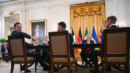 Na pierwszym planie z lewej: szef NATO Mark Rutte, na drugim planie na środku: Donald Trump