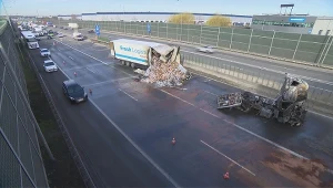 Konotopa. Pożar ciężarówki po kolizji trzech pojazdów. Korek na A2