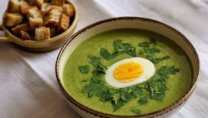 Zupa krem z czosnku niedźwiedziego wspiera trawienie i układ krążenia