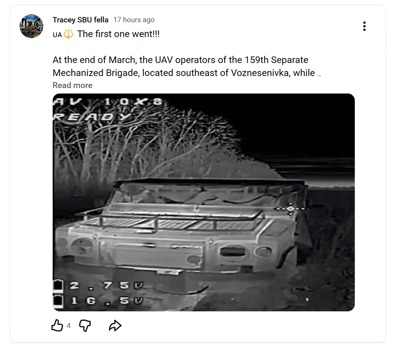 terenowy pojazd wojskowy uchwycony w nocy przez kamerę termowizyjną, stojący w pobliżu krzaków i niewyraźnego tła, z widocznymi szczegółami maskownicy oraz elementami otoczenia podświetlonymi na biało