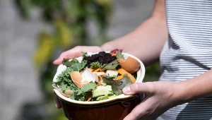 Dlaczego kompost trzeba przerzucać? Ta czynność przyspiesza cały proces.