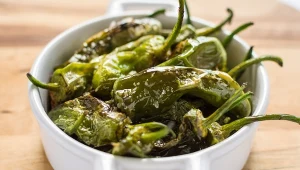 Smażone papryczki padrón to słynny hiszpański tapas