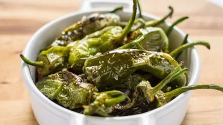 Smażone papryczki padrón to słynny hiszpański tapas