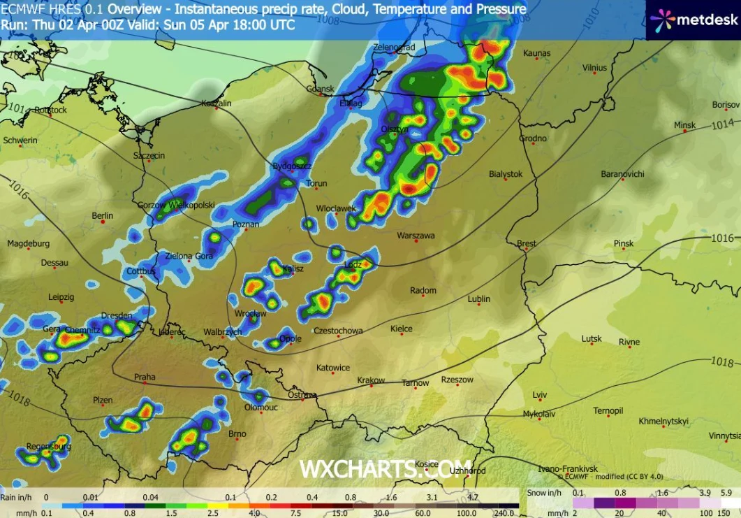 Kolorowa mapa Polski z zaznaczonymi strefami intensywnych opadów i burz, głównie w pasie od południowego zachodu przez centrum kraju aż po północny wschód, oparta na prognozie pogody wskazującej lokalizacje opadów, zachmurzenia i ciśnienia atmosferyczn...