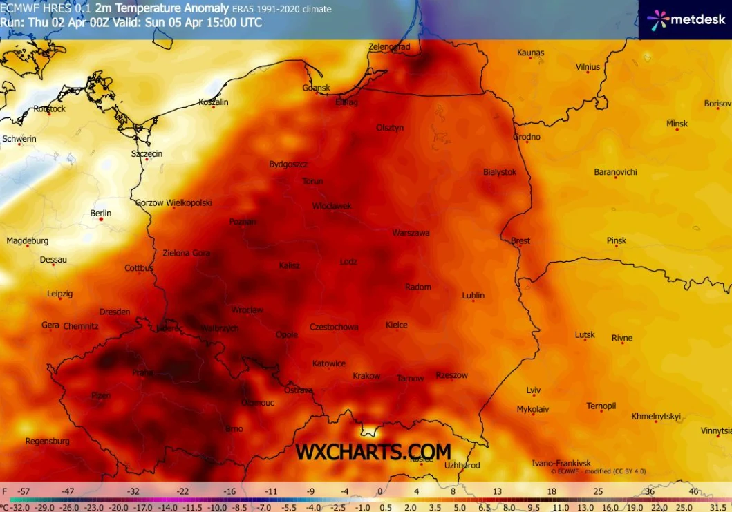 Mapa przedstawia anomalię temperatur w Polsce i krajach sąsiednich, z wyraźnie zaznaczonymi obszarami znacznie wyższych temperatur od średniej wieloletniej, szczególnie na wschodzie i południu kraju, w odcieniach czerwieni i pomarańczu; na mapie widocz...