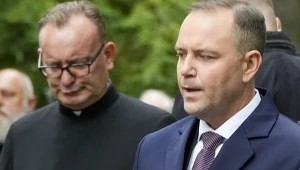 Kibice uderzyli w Nawrockiego, ksiądz dosadnie reaguje. Grzmi o zdradzie