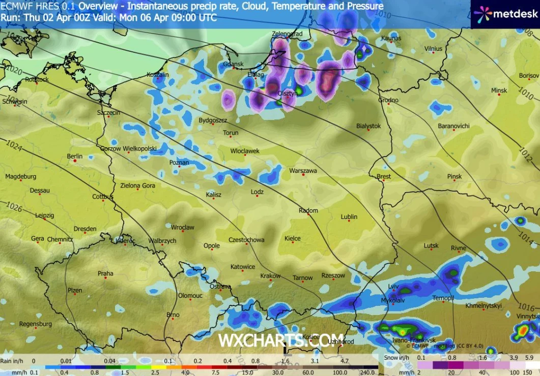 mapa pogodowa Polski z wyraźnie zaznaczonymi intensywnymi opadami w północnej i południowo-wschodniej części kraju, liniami izobar oraz gradientami kolorów wskazującymi natężenie opadów