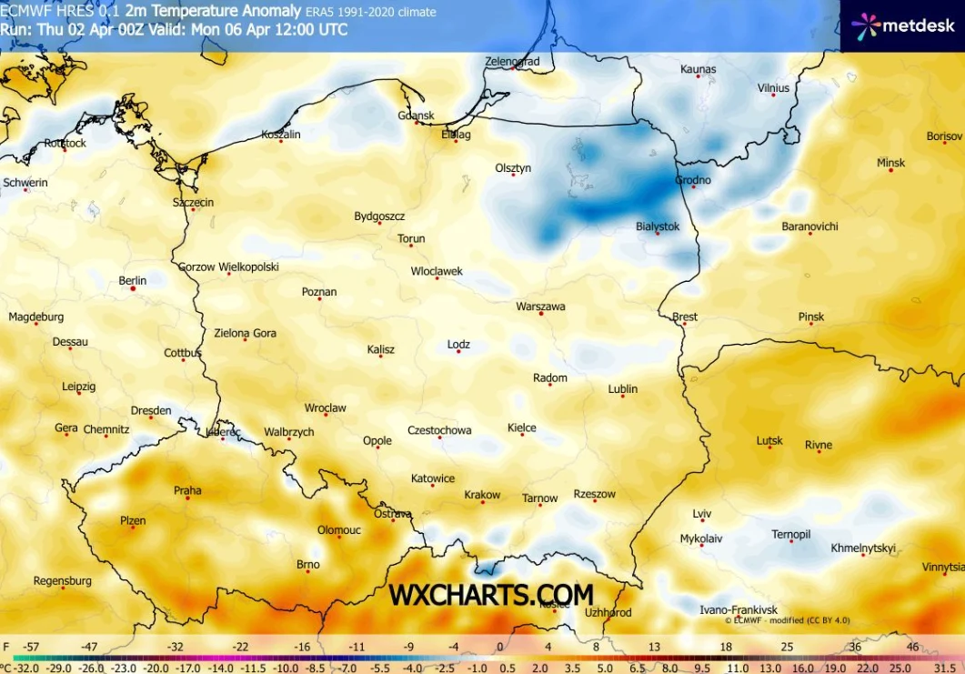 Mapa Polski z zaznaczonymi anomaliami temperatury, gdzie centralna i południowo-wschodnia część kraju wykazuje podwyższone temperatury, natomiast północno-wschodnia część wyróżnia się wyraźnym ochłodzeniem; wykorzystano gradient kolorów od niebieskiego...