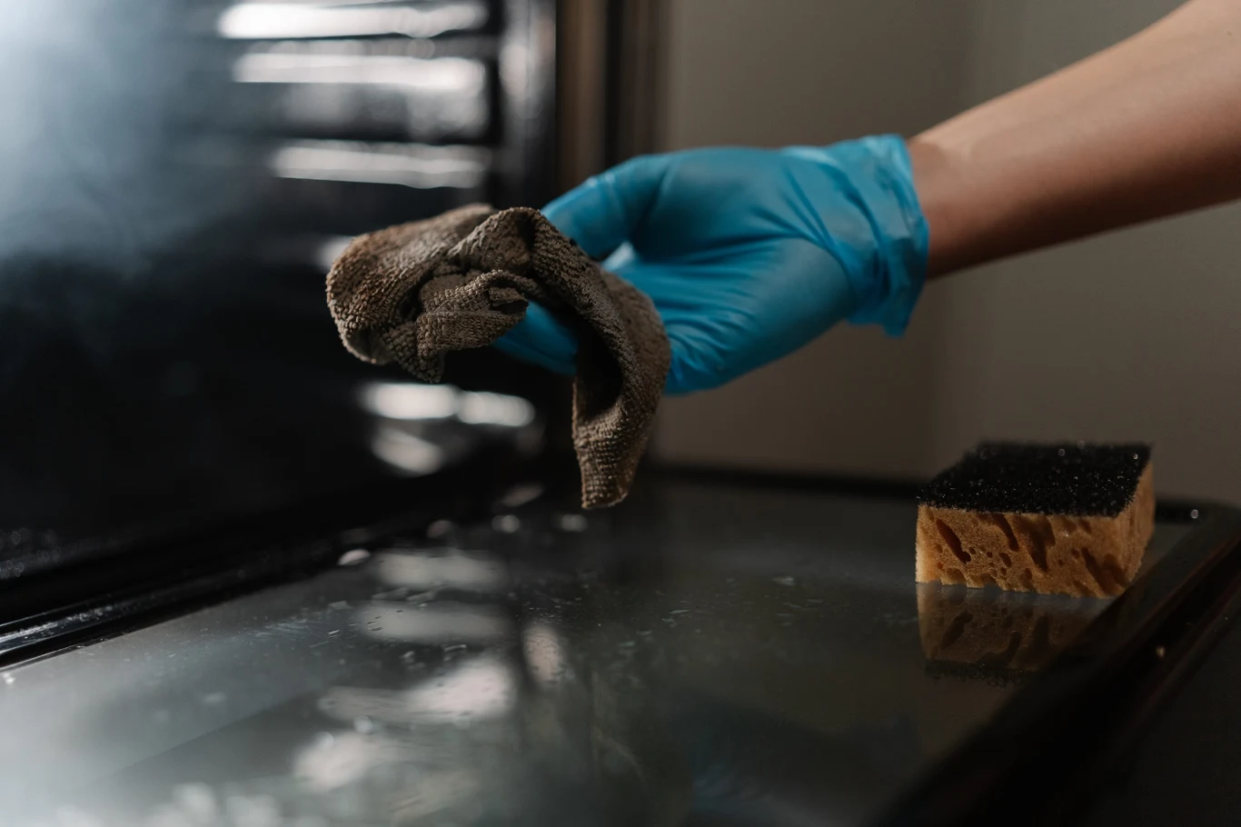 Mycie piekarnika dzięki cytrynie i octowi będzie łatwiejsze. Mycie piekarnika z pomocą cytryny, octu i sody.