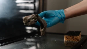 Zapomnij o żmudnym szorowaniu piekarnika. Po prostu włóż do niego cytrynę